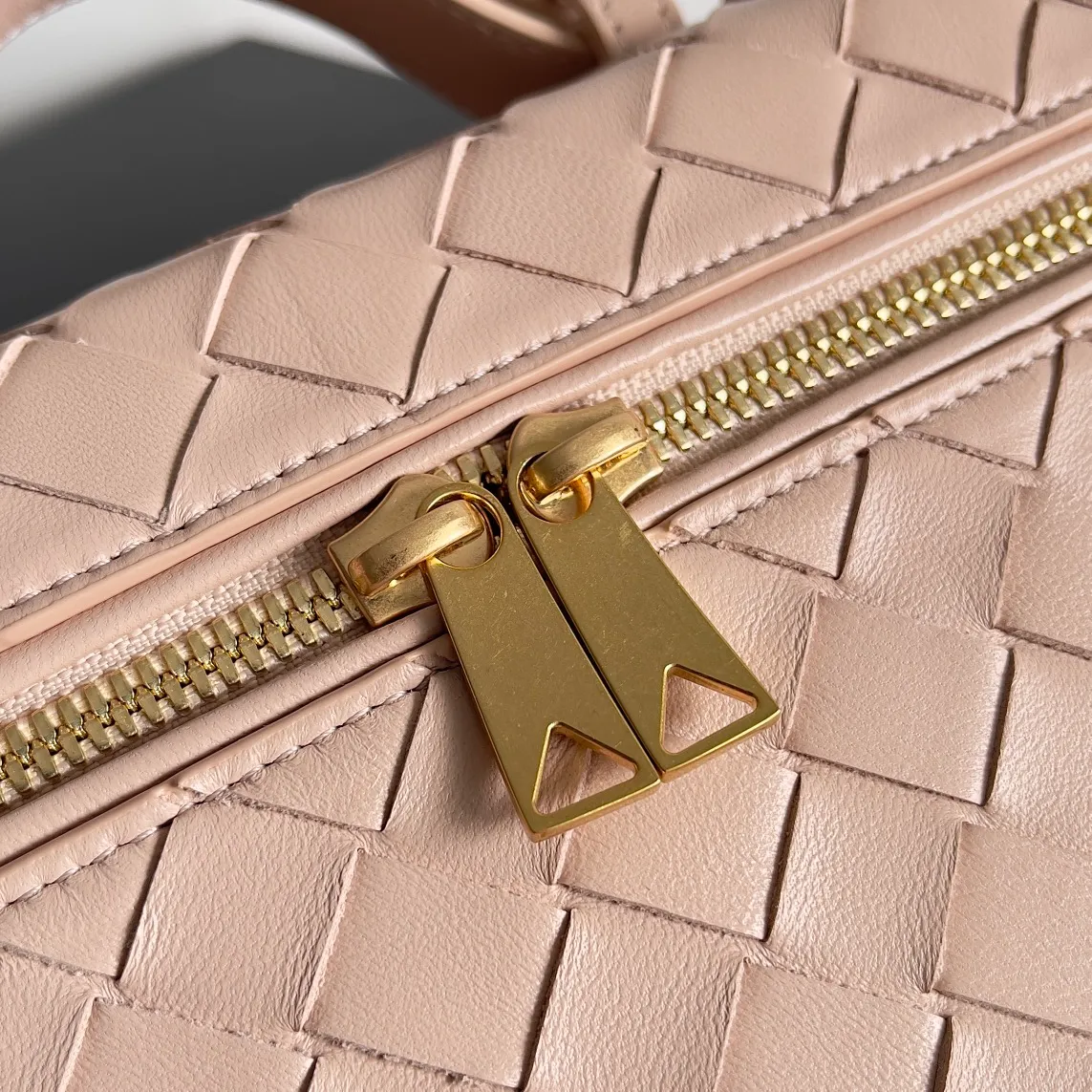 Batch 1360 Bottega Veneta 24 spring and summer woven zipper crossbody bag. A crossbody bag that can be used as a cosmetic bag. The exquisite weaving and compact body are an indispensable accessory for the upcoming summer. The double zipper also better protects the bag. It has a large capacity. If you like it, don’t miss it. Style number: 789109 Size: 22*12.5*5cm